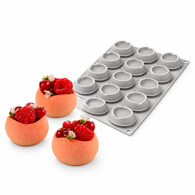 Moule 15 Mignardises Nuri 30 – résultat pâtissier et moule Silikomart côte à côte sur fond blanc