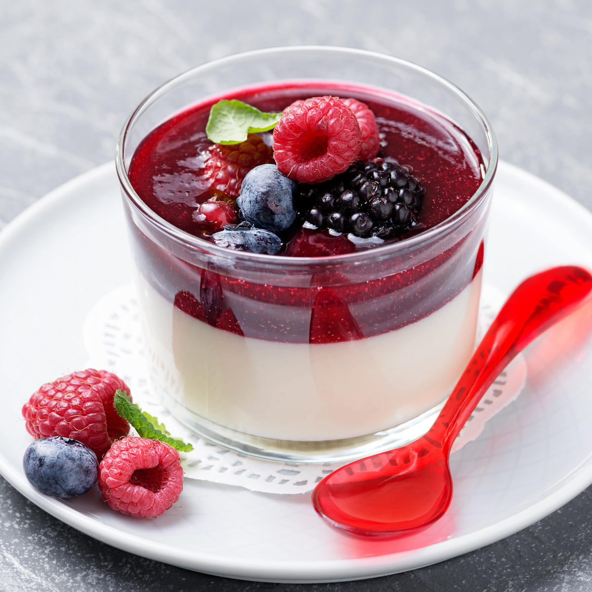 Coulis de fraise délicieux sur un Panna Cotta