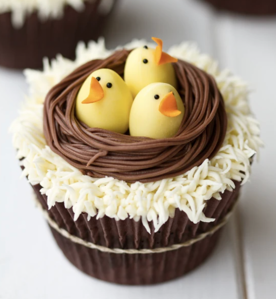 cupcakes facon nid de paques au chocolat, décorés avec des petits oiseaux jaunes