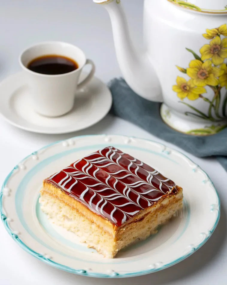Gâteau Trileçe avec sa surface lisse de chantilly, découpé en portions, montrant sa texture humide et riche.