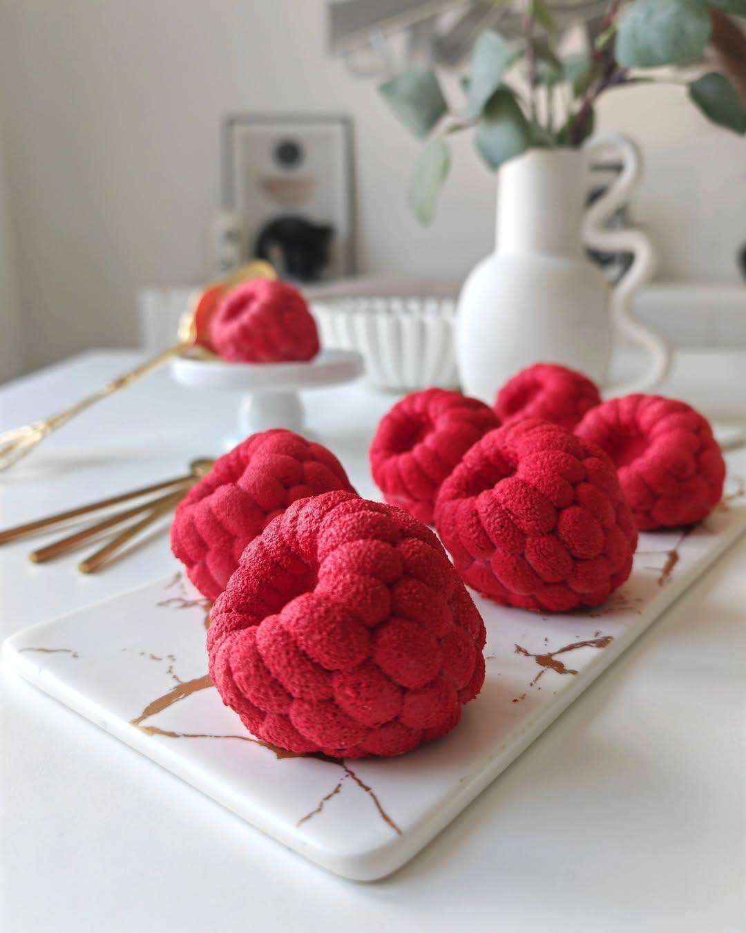 Délicieuses Framboises en trompe l'oeil sur une assiette servie