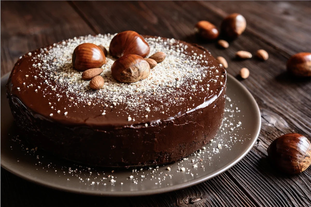 Fondant au chocolat noir et crème de marrons, au cœur moelleux et brillant, servi sur une assiette d’hiver gourmande