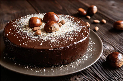 Fondant au chocolat noir et crème de marrons, au cœur moelleux et brillant, servi sur une assiette d’hiver gourmande