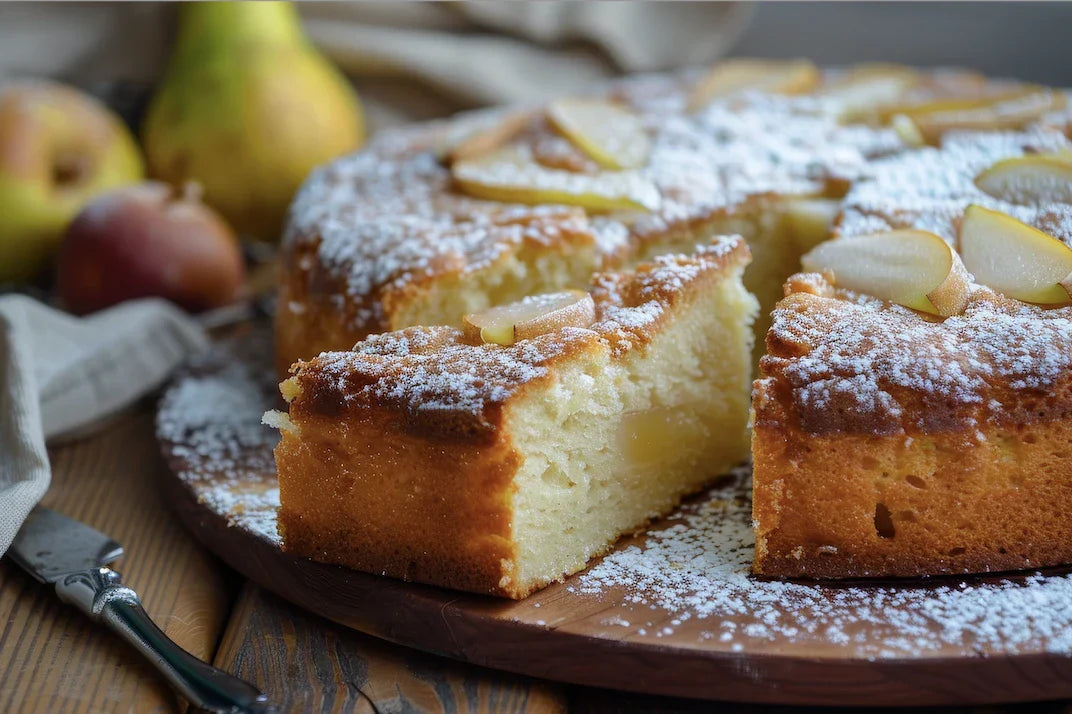 Gâteau moelleux aux poires fondantes et aux épices, doré et légèrement caramélisé, posé sur une table automnale chaleureuse