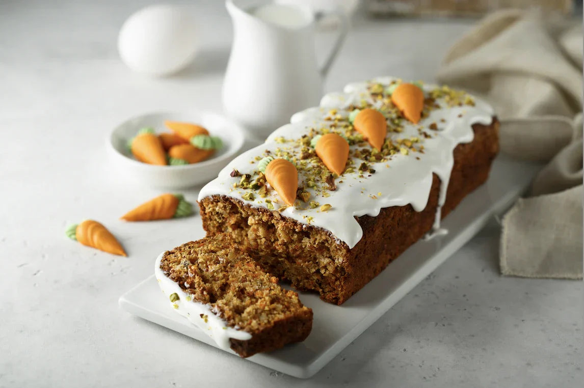 Carrot cake moelleux aux noix, recouvert d’un glaçage cream cheese blanc, décoré de noix concassées.