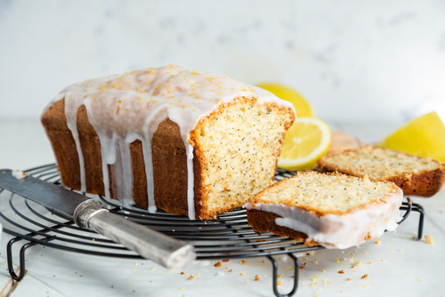 Cake citron pavot façon Starbucks, glacé au citron et décoré de zestes frais.