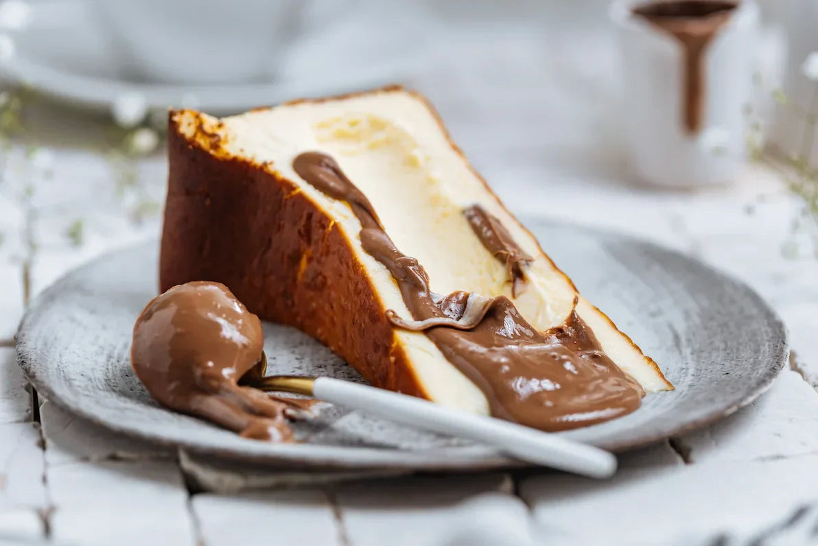 Cheesecake basque San Sebastián, doré et craquelé sur le dessus, à la texture fondante et crémeuse.