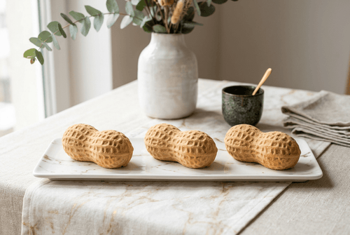 Trompe-l'œil Cacahuète entremets effet velours beige sur assiette