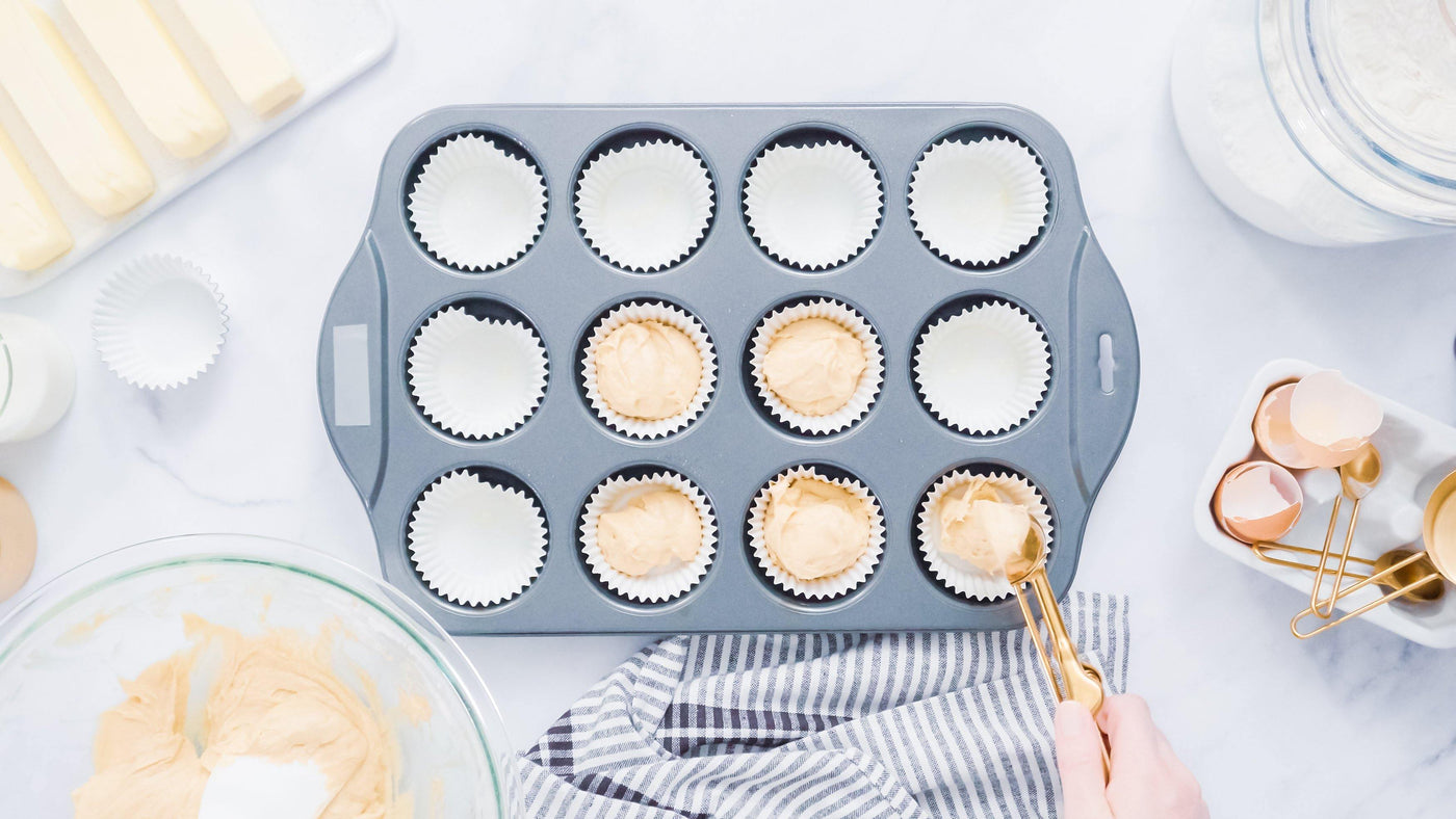 Cupcakes moelleux sortant du four, prêts à être décorés et dégustés