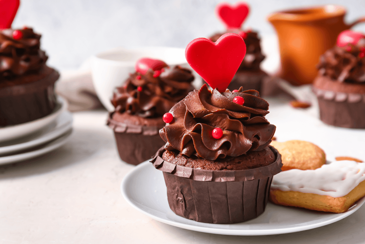 Cupcakes au chocolat gourmands, surmontés d'un glaçage onctueux et de décorations en chocolat