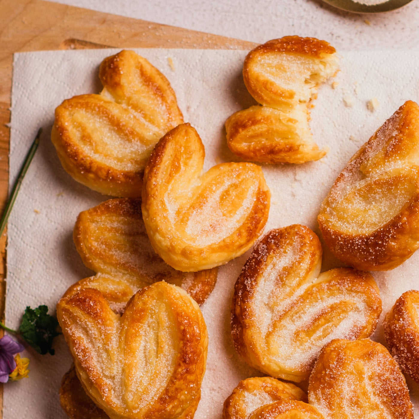 Gâteaux palmiers en forme de coeur sur une table