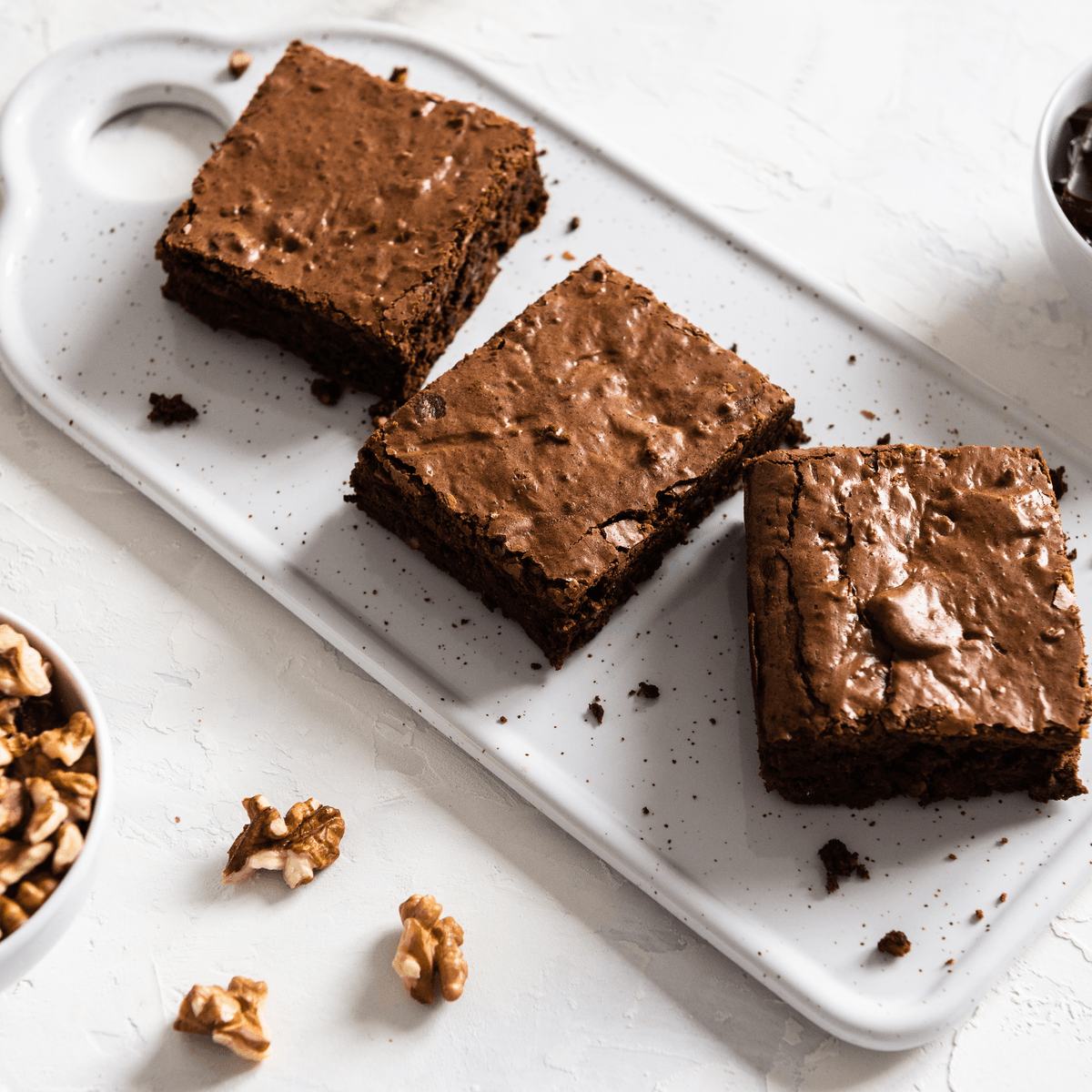 Brownie au chocolat moelleux et savoureux servi sur une assiette