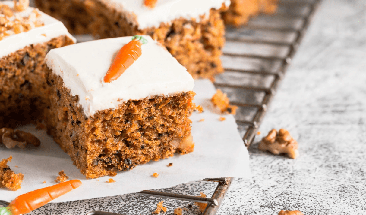 délicieux gateau à la carotte avec un glacage blanc au fromage frais décoré d'une carotte en sucre