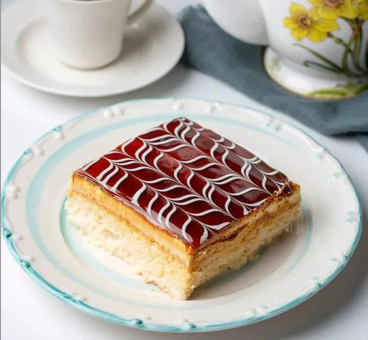 Gâteau Trileçe avec sa surface lisse de chantilly, découpé en portions, montrant sa texture humide et riche.