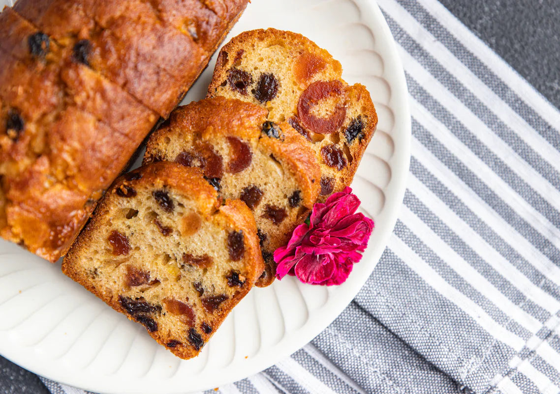 Délicieux Cake aux fruits sur une table servie