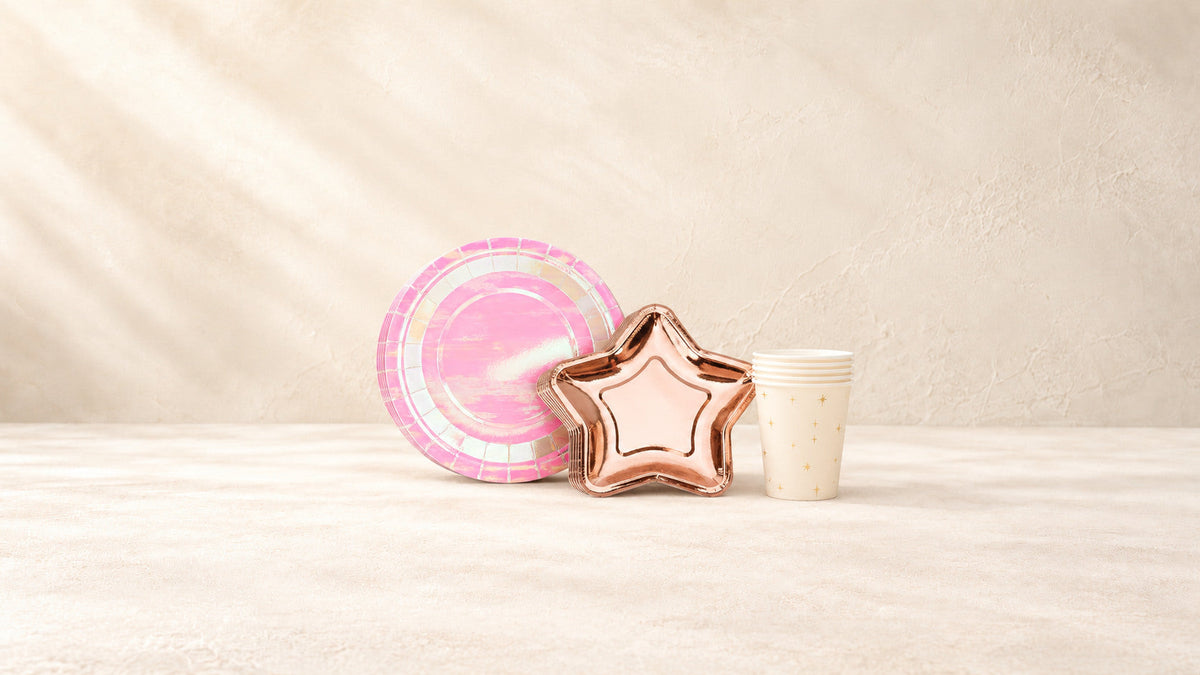 Assiettes & Gobelets — produits de la collection sur fond crème Patissland
