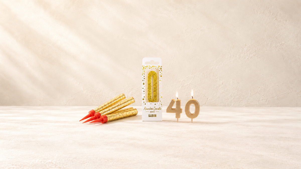 Bougies — produits de la collection sur fond crème Patissland