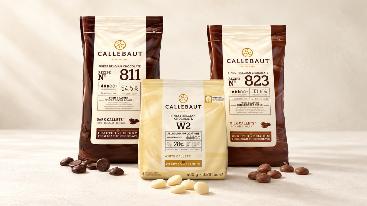 Chocolats Callebaut noir 811, lait 823 et blanc W2 sur fond crème Patissland