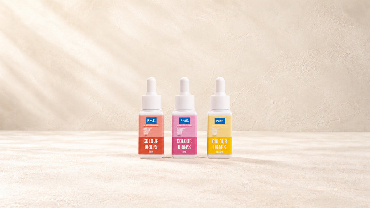 COLOUR DROPS — produits de la collection sur fond crème Patissland