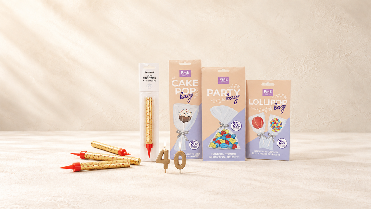 Décoration de Fêtes — produits de la collection sur fond crème Patissland