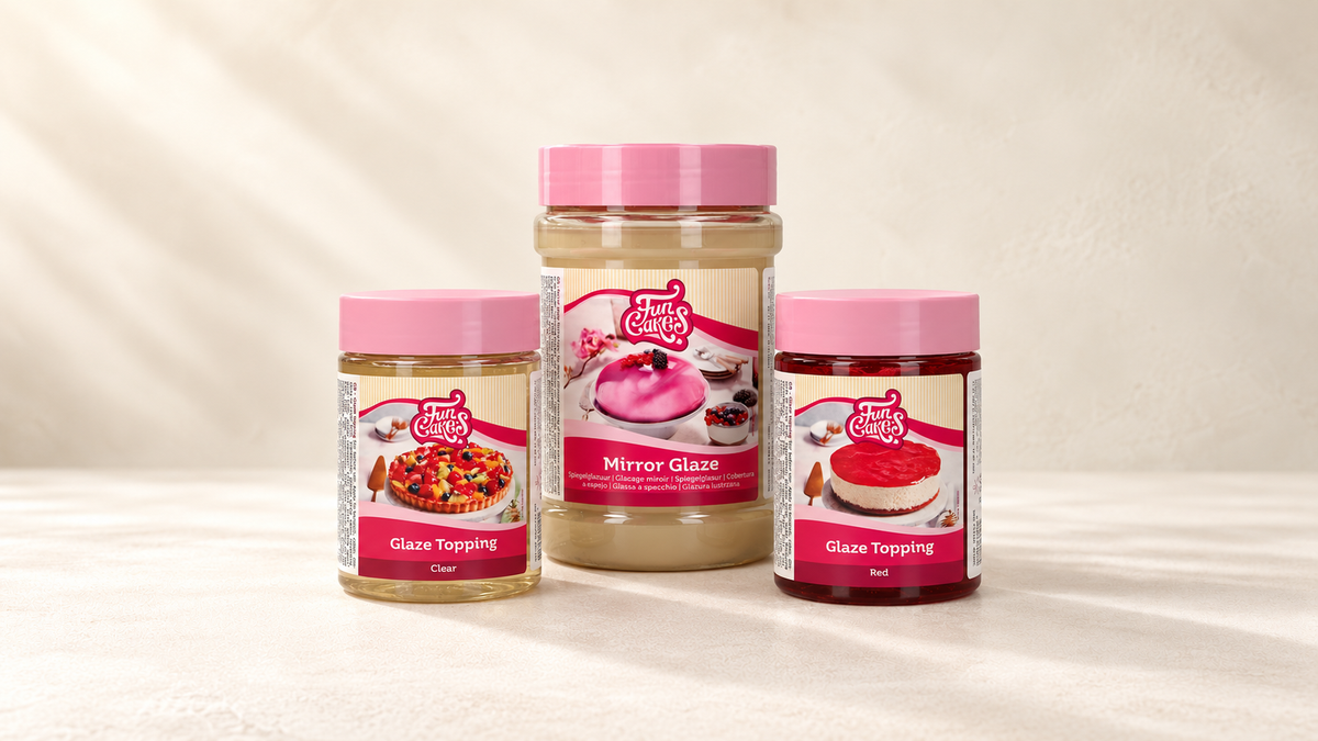 Glaçages Miroir — sélection de produits sur fond crème Patissland