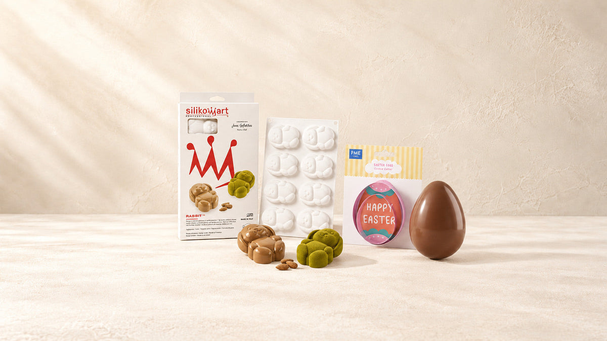 Pâques — produits de la collection sur fond crème Patissland