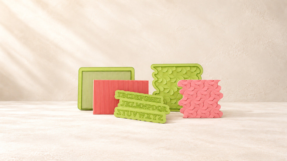 Marvelous Molds — produits de la collection sur fond crème Patissland