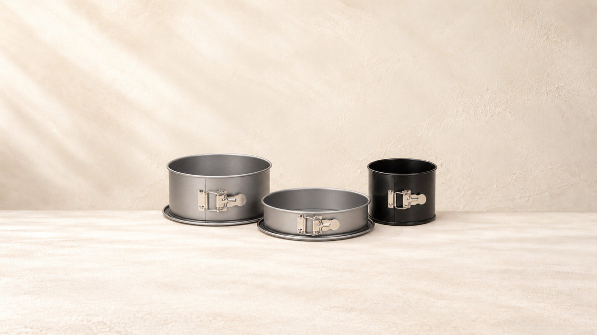 Moules à Charnières — produits de la collection sur fond crème Patissland