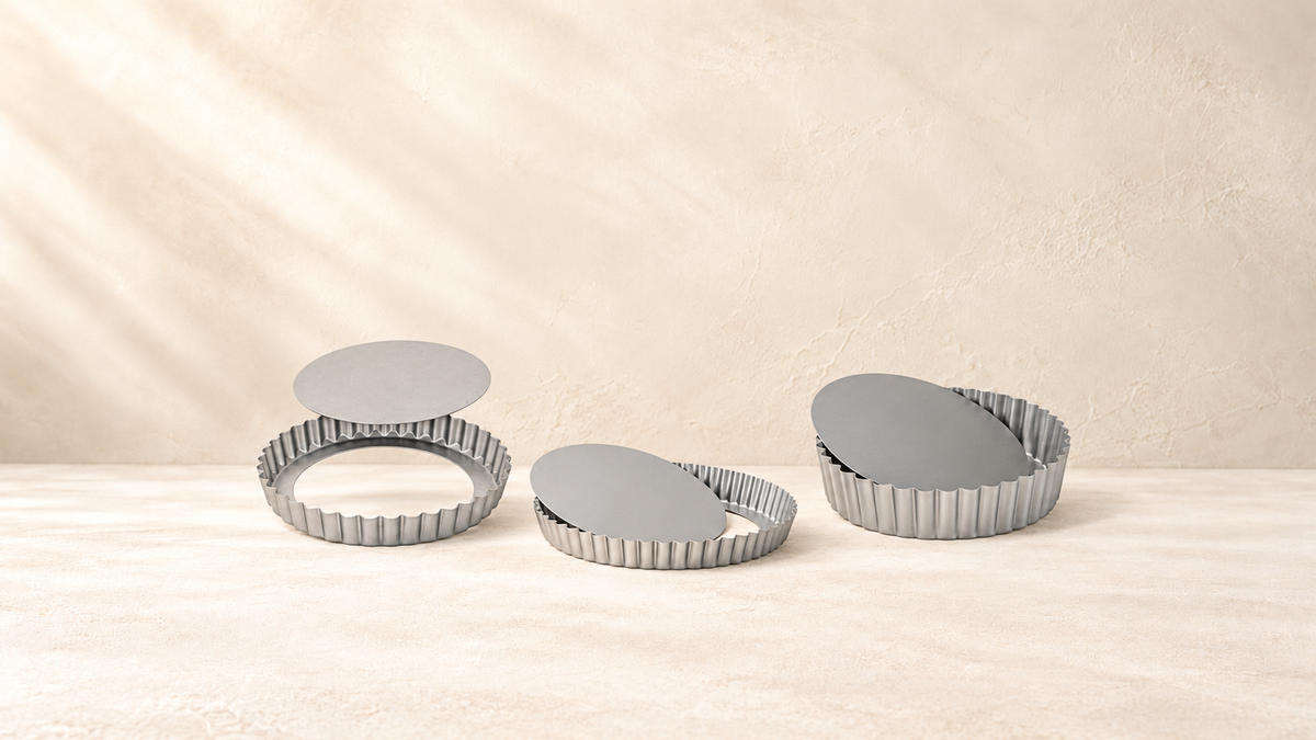 Moules à Tartelettes — vue large sur fond crème Patissland