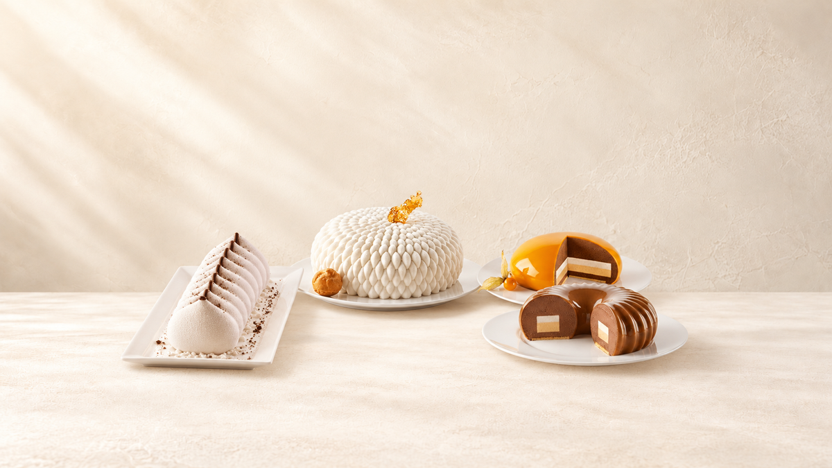 Moules à entremets — produits de la collection sur fond crème Patissland