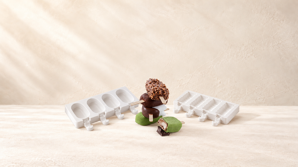 Moules Magnums et Sucettes — produits de la collection sur fond crème Patissland