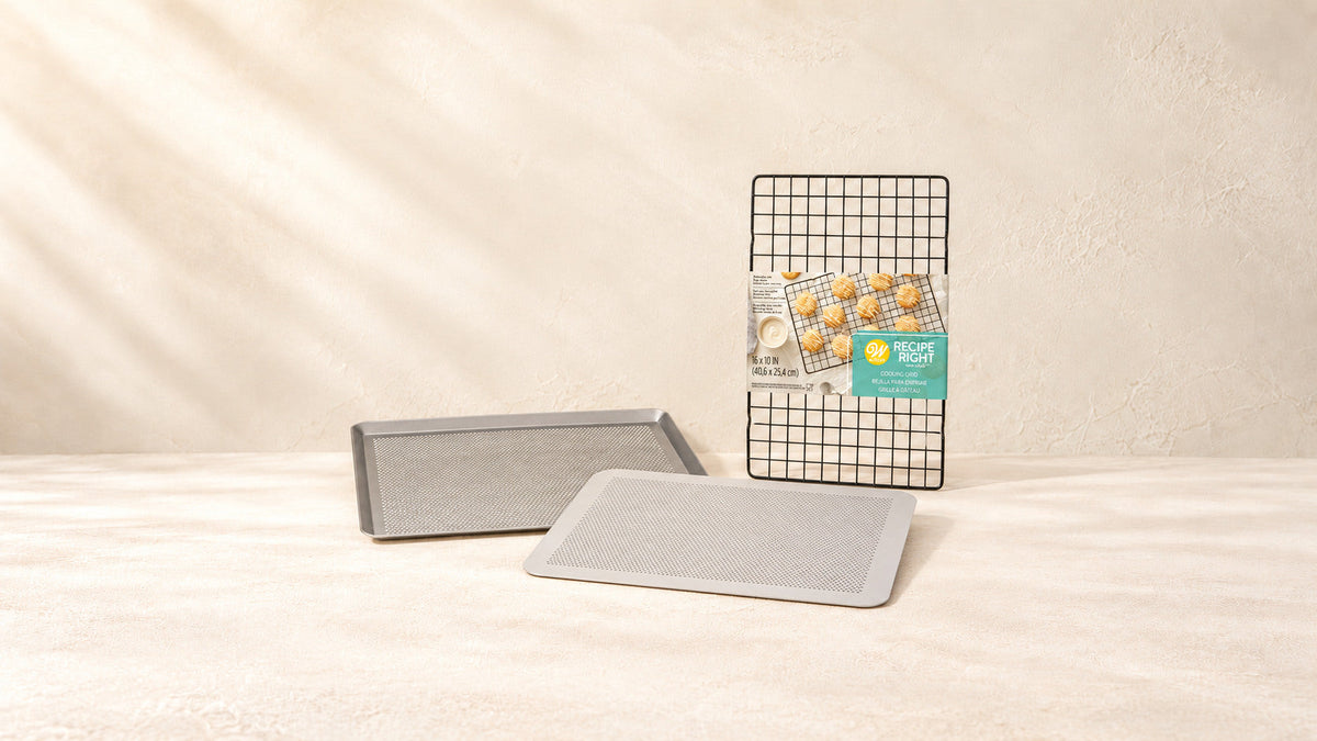 Plaques & Grilles — produits de la collection sur fond crème Patissland
