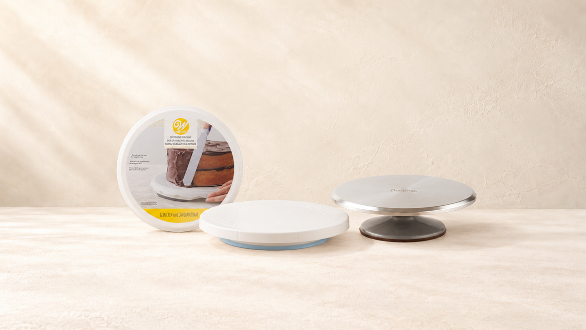 Disques à ganache et Plateaux Tournants — vue large sur fond crème Patissland