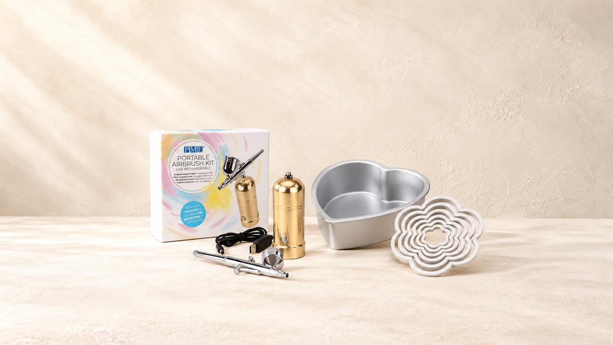 PME — produits de la collection sur fond crème Patissland