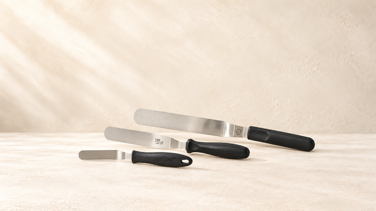Spatules — vue large sur fond crème Patissland