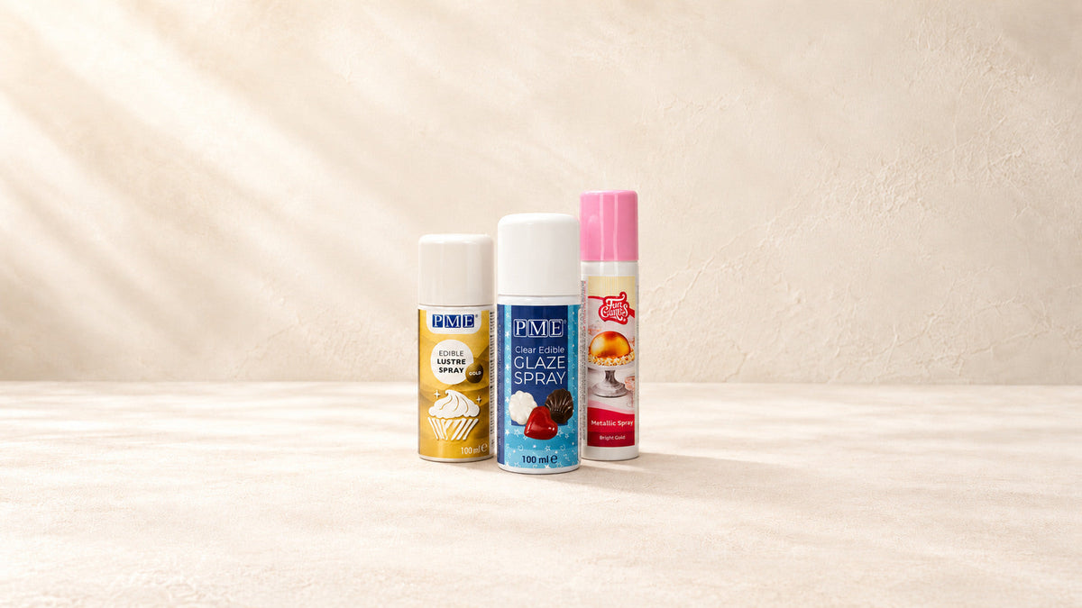 Spray Lustrant — produits de la collection sur fond crème Patissland