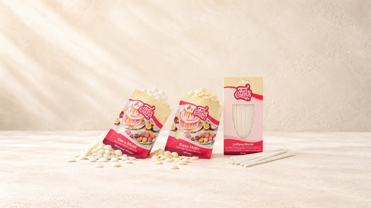 Sweet Table — produits de la collection sur fond crème Patissland