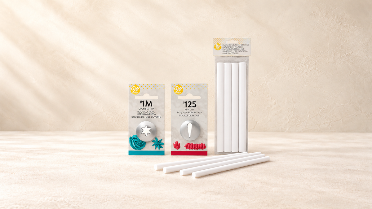 Wilton — produits de la collection sur fond crème Patissland