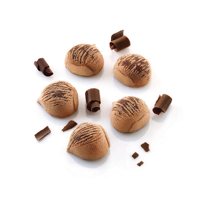 Entremets glacés marrons brillants réalisés avec le moule Marron 30