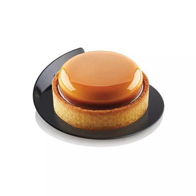 Gros plan sur entremets brillants posés sur semelles noires individuelles