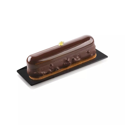 Semelle rectangulaire noire 140×40 mm avec languette – mise en situation entremets