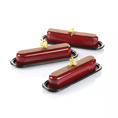 Éclairs individuels dressés sur plateaux noirs monoportion