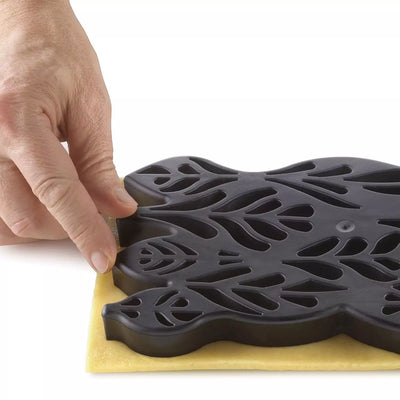 Pose de la plaque Voilà Cookie sur pâte abaissée