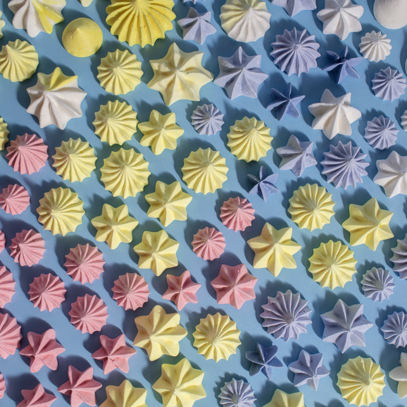 Assortiment de petites meringues colorées réalisées avec poudre de meringue