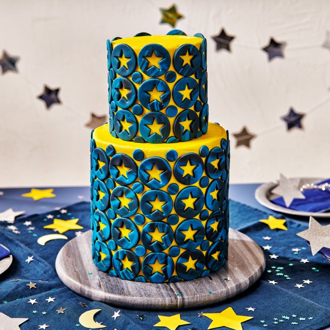 Gâteau décoré étoiles bleu & jaune avec Electric Yellow
