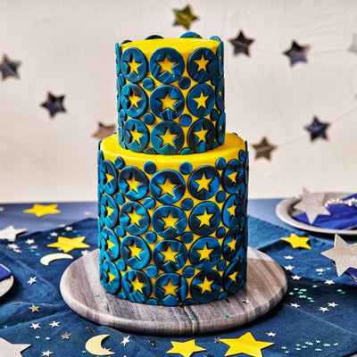 Gâteau décoré étoiles bleu & jaune avec Electric Yellow