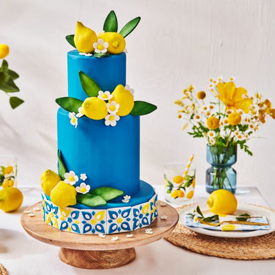 Gâteau recouvert Bella Blue avec citrons et fleurs