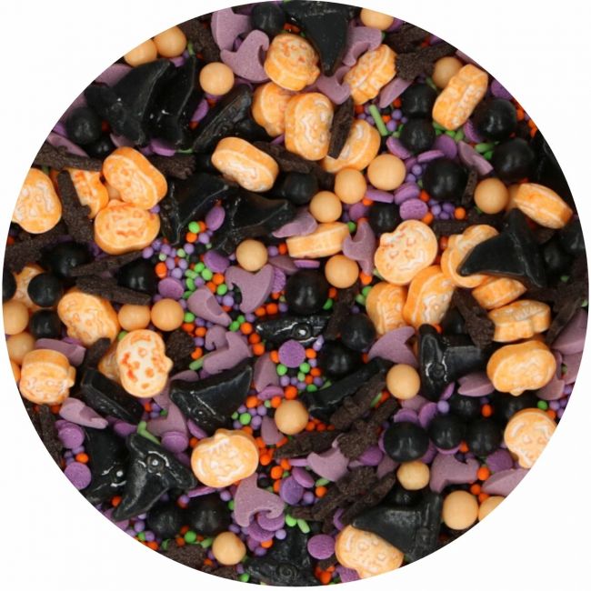 Gros plan du mélange Halloween FunCakes avec citrouilles 3D, chapeaux de sorcière et billes