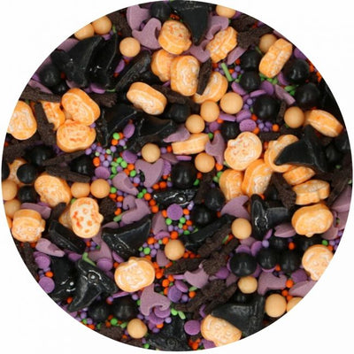 Gros plan du mélange Halloween FunCakes avec citrouilles 3D, chapeaux de sorcière et billes
