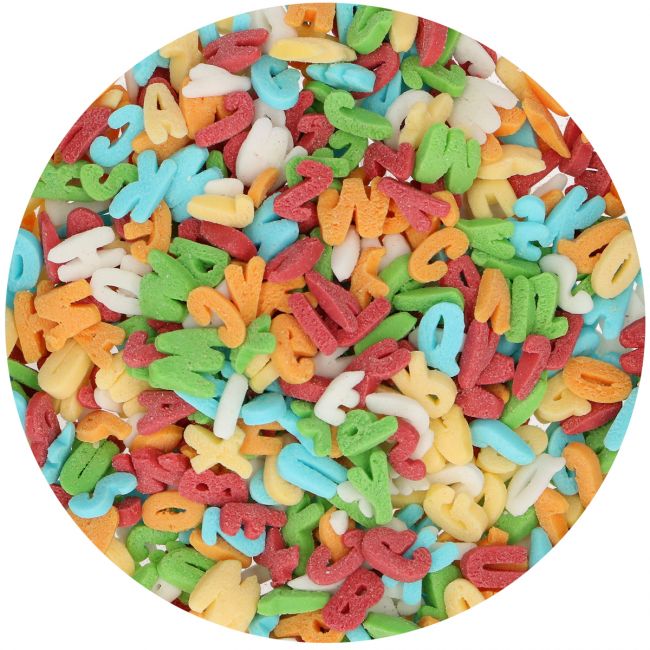Gros plan du mélange de lettres comestibles arc-en-ciel FunCakes.